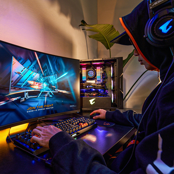 GIGABYTE G32QC, 31.5" QHD 165Hz 1ms Curved Gaming Monitor